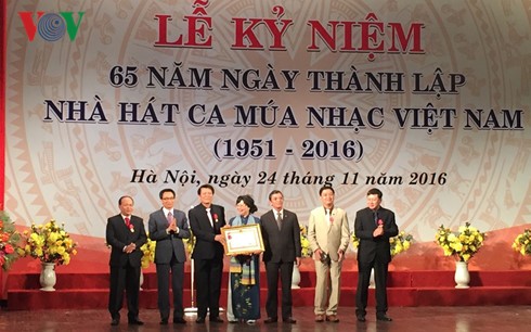 Phó Thủ tướng Vũ Đức Đam dự lễ kỷ niệm 65 năm Ngày thành lập Nhà hát Ca múa nhạc Việt Nam - ảnh 1